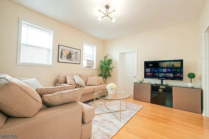 2 bed, 1.0 bath, 1944 sqft, $2,700 — Photo 2