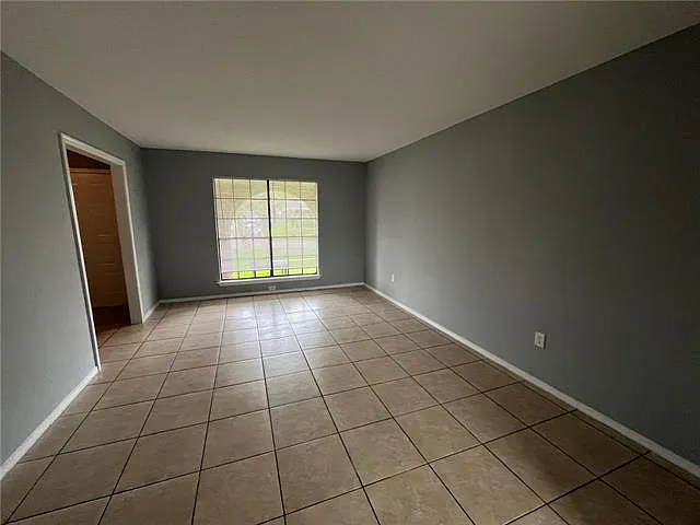 841 Fairfax Dr — Photo 3