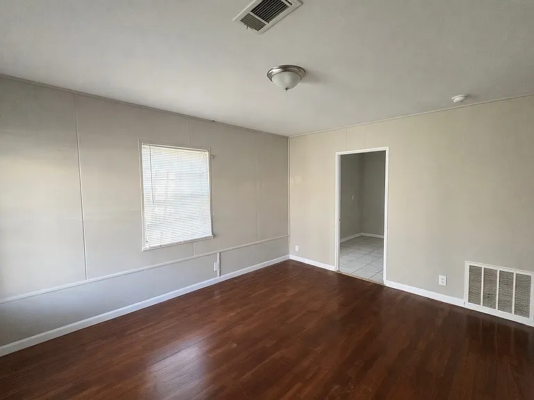 249 Gloria Rd SW — Photo 2