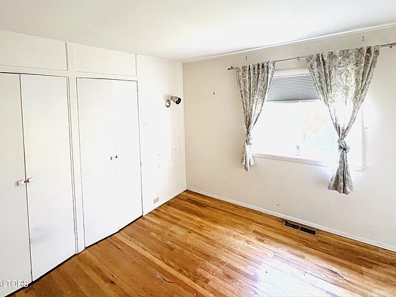 5th image of 104 Osage Rd