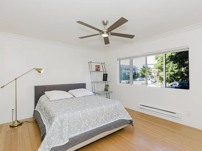 1154 S Barrington Ave — Photo 5
