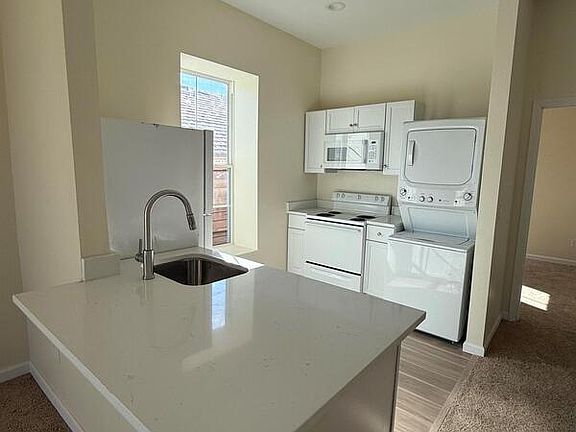 5th image of 1033 Smith St Unit 4