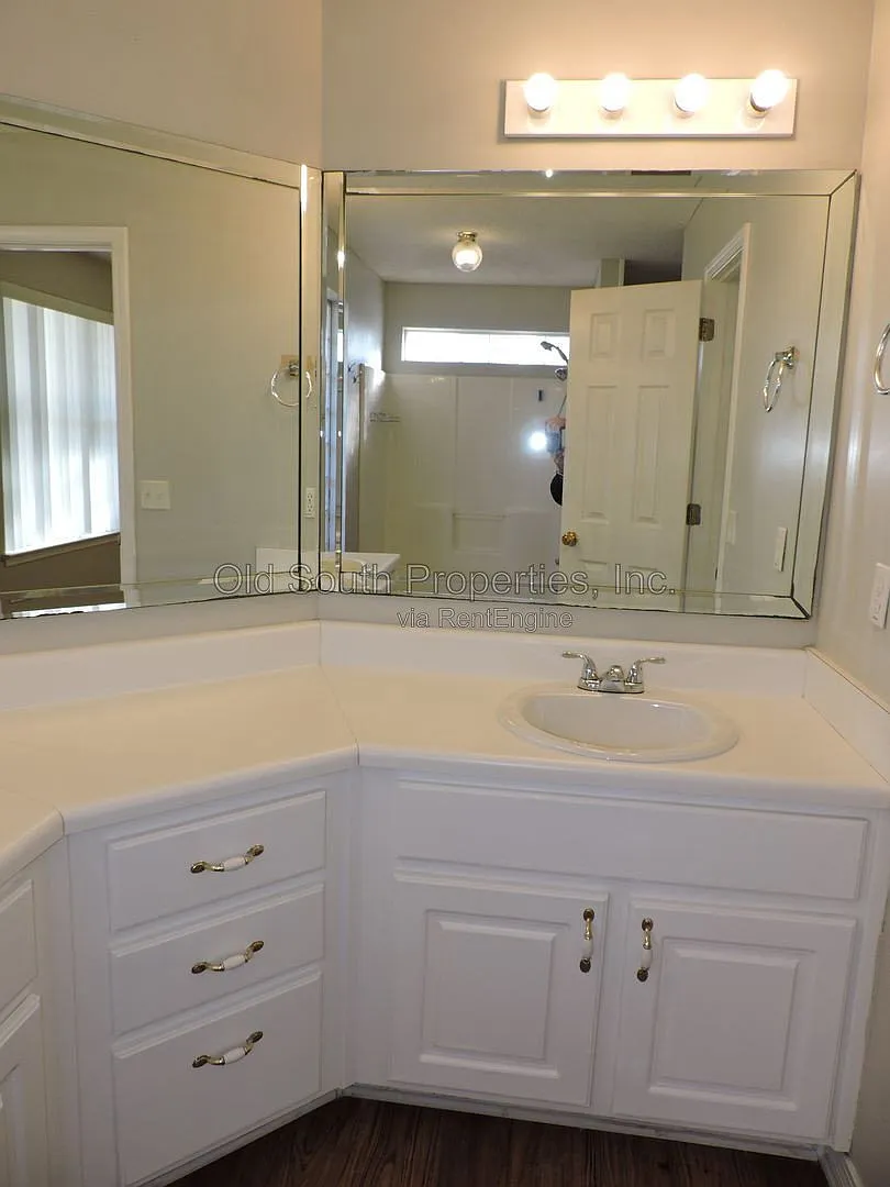3 bed, 2.5 bath, 1907 sqft, $1,895 — Photo 3