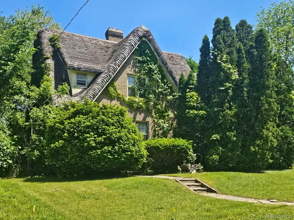 303 Ottawa Dr, Pontiac, MI 48341