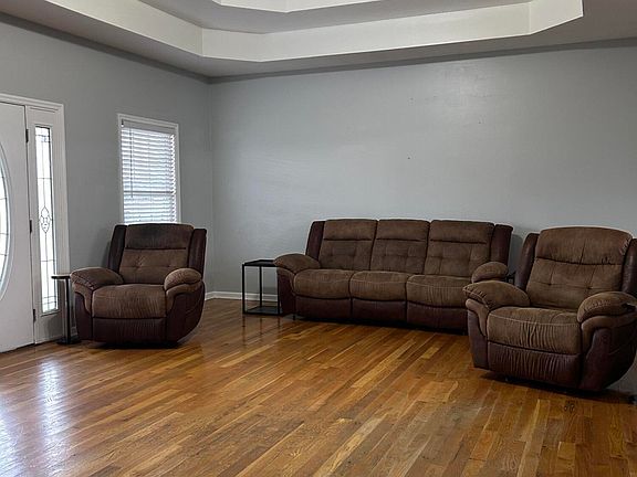 4th image of 104 Stewart St