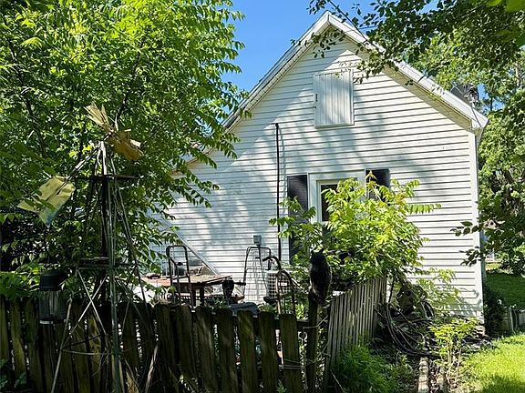 5th image of 412 Monroe St