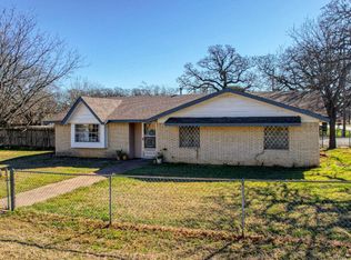 100 Briarwood Dr, Kennedale, TX 76060