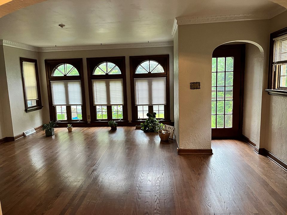 Beautiful full view windows and hardwood floor in living room