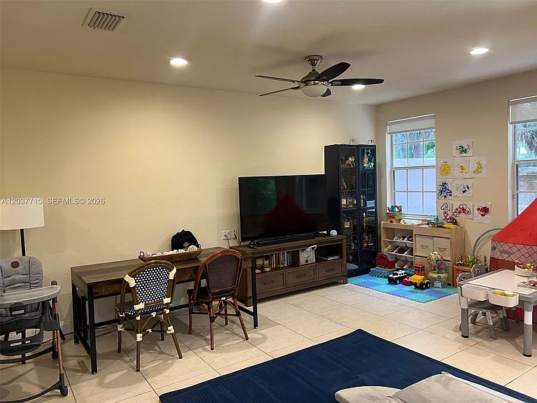280 Las Brisas Cir #280 — Photo 9