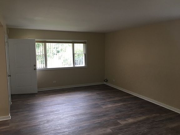 3rd image of 1672 Tanglewood Ave #1