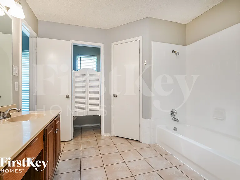 5304 Tamarack Ct — Photo 14