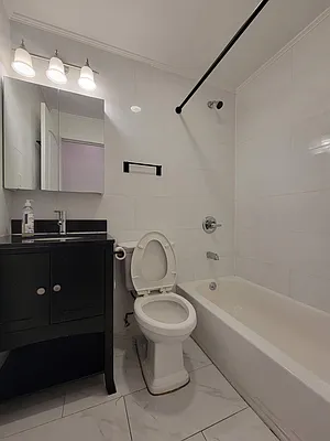 Rented by E Realty International Corp | media 4