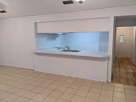 5th image of 1603 Castlewood Ct
