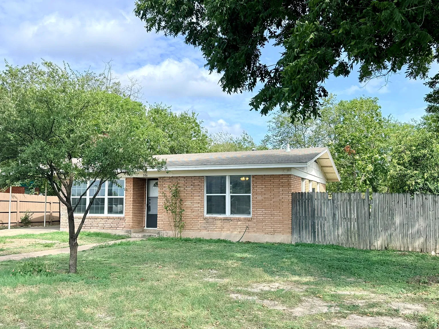 2 bed, 1.0 bath, 945 sqft, $1,750 — Photo 2