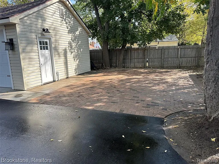 14 W Burdick St — Photo 3