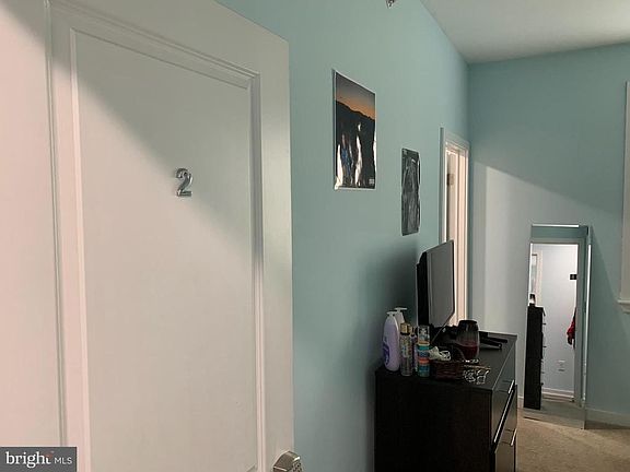 2nd image of 1527 W Seybert St APT B