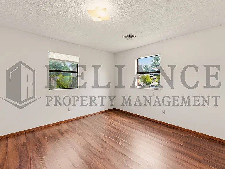1158 N Edwards Ave — Photo 14