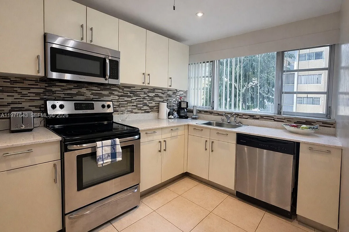 Building Photo - 950 NE 199th St #2H