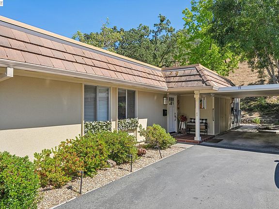 4th image of 2029 Ptarmigan Dr APT 2