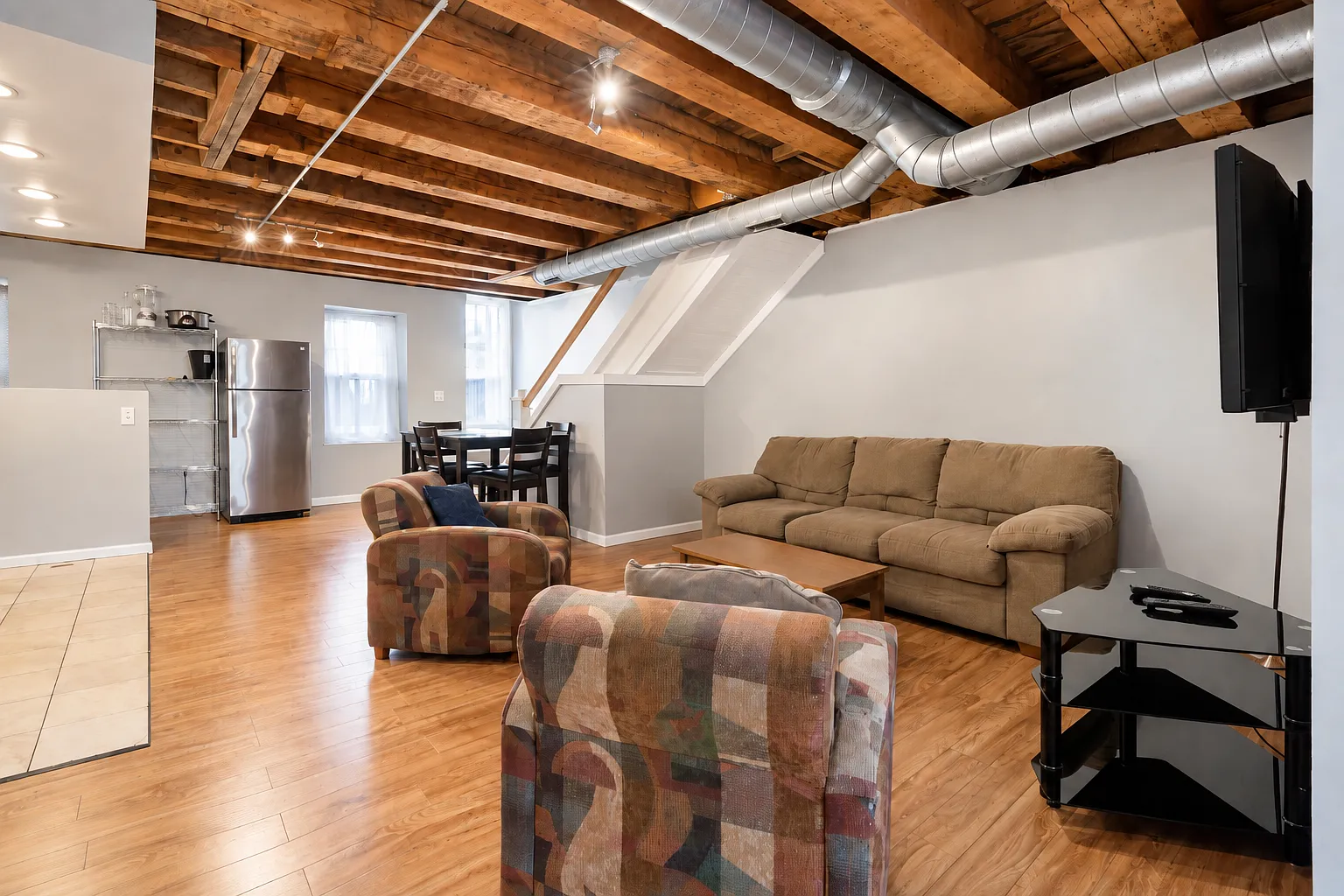 6 bed, 2400 sqft, $4,800 — Photo 2
