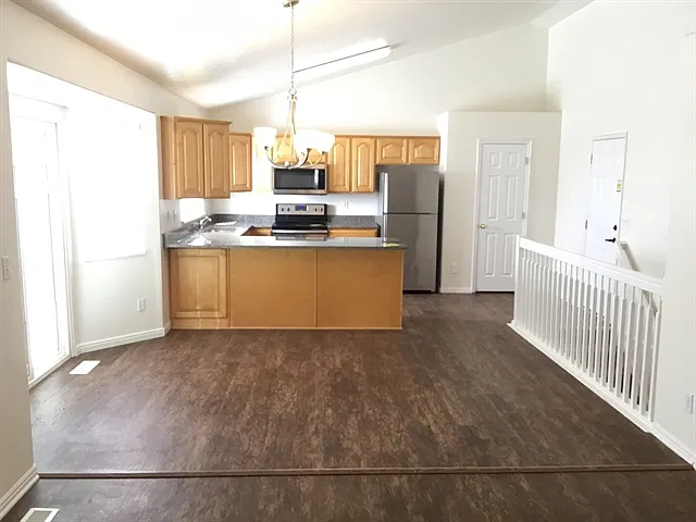 6 bed, 3.0 bath, 3378 sqft, $3,075 — Photo 3