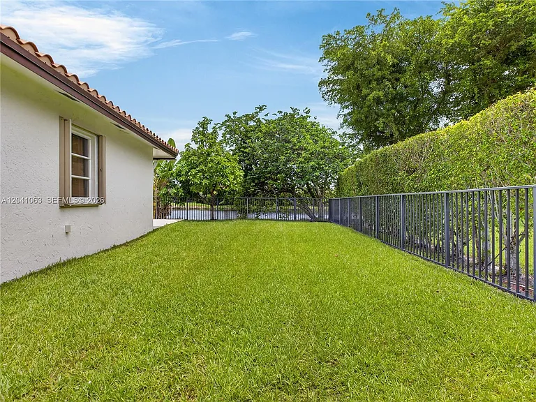16641 Royal Poinciana Dr — Photo 48