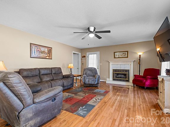 5th image of 3956 Den Dr