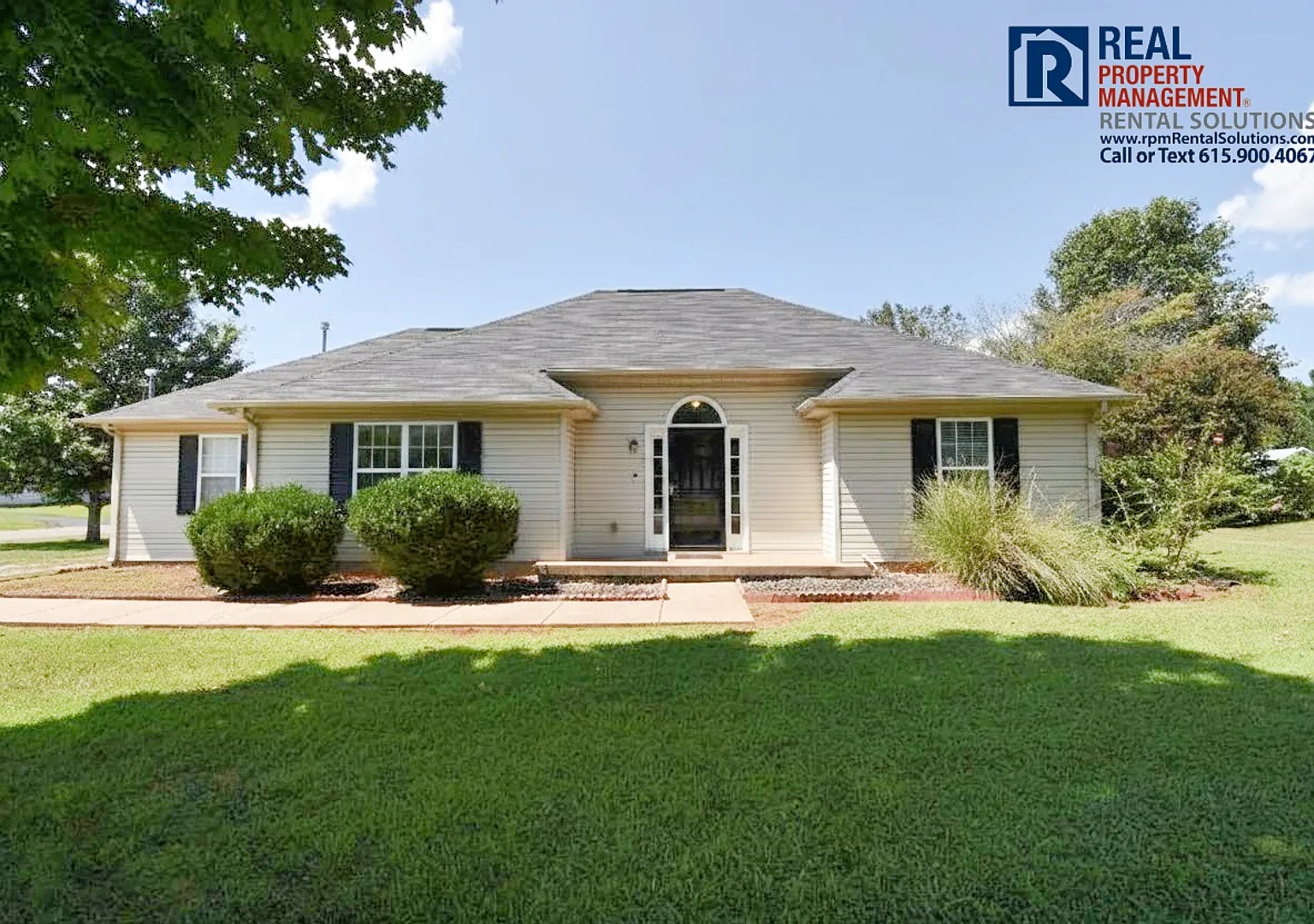 Adorable 3bd 2ba home on a large corner lot with fenced in yard! — Photo 1