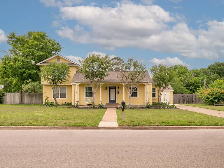 710 Inwood Dr — Photo 1