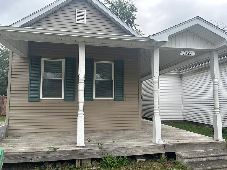 1427 Pearl St — Photo 2
