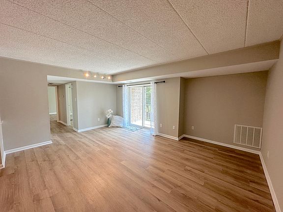 3rd image of 126 Leedom Way #126