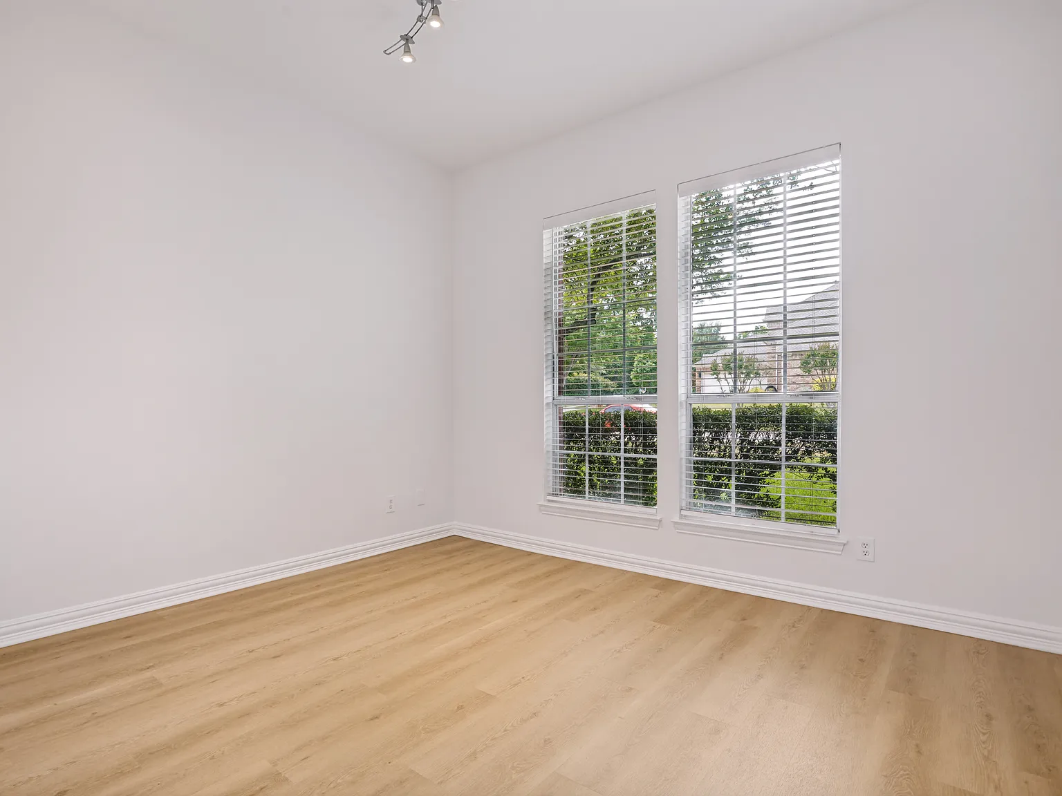 5 bed, 3795 sqft, $3,700 — Photo 2