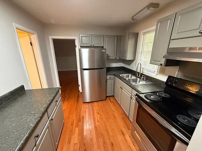 Adorable 1 Bed 1 Bath Apartment with hardwood floors! Washer/Dryer included! — Photo 3