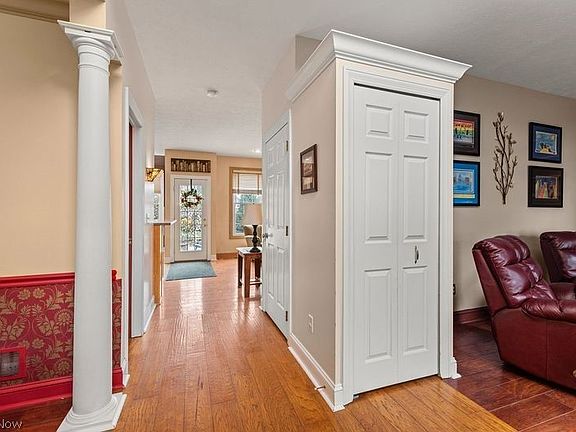 3rd image of 355 Farmington Cir