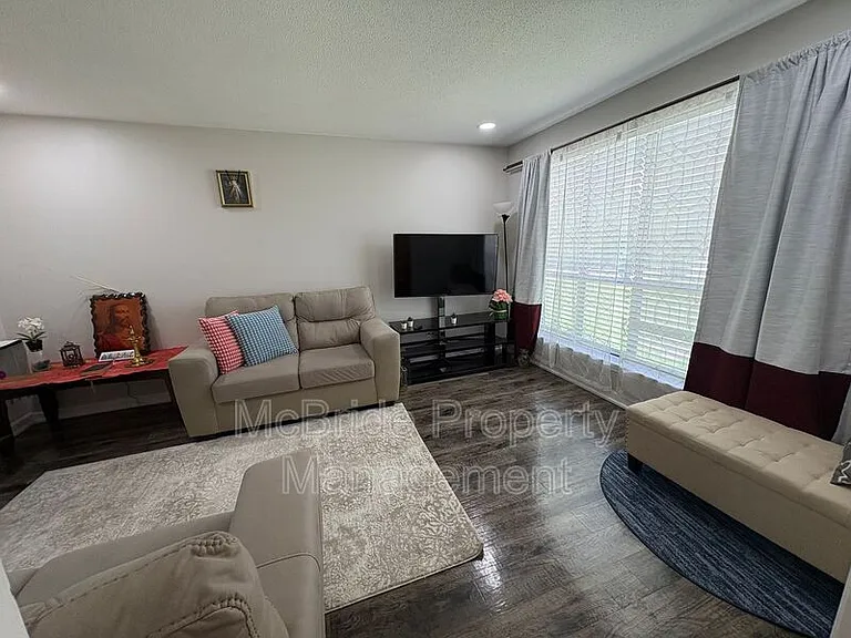 4409 Roxbury Dr — Photo 4