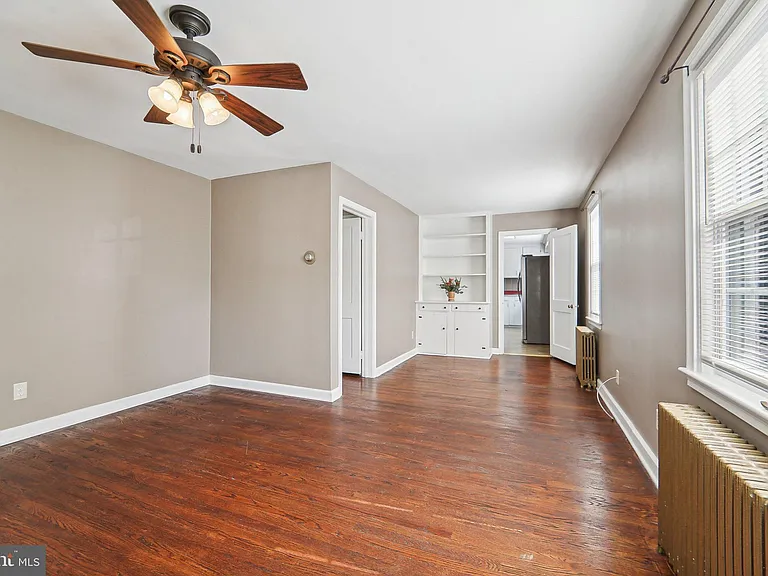 204 Glenmore Ave — Photo 2