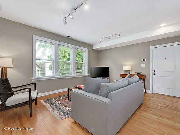 5th image of 2243 W Ainslie St #2