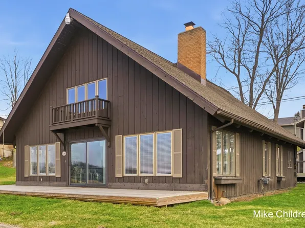 6390 Lakeshore Dr, Saranac, MI 48881