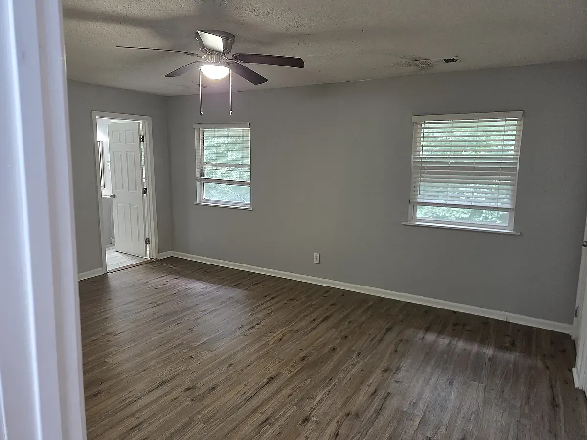 5 bed, 2369 sqft, $1,895 — Photo 3