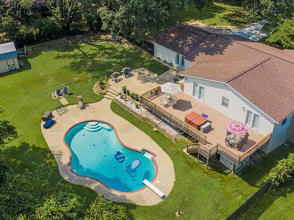 3rd image of 11201 Oakwood Dr