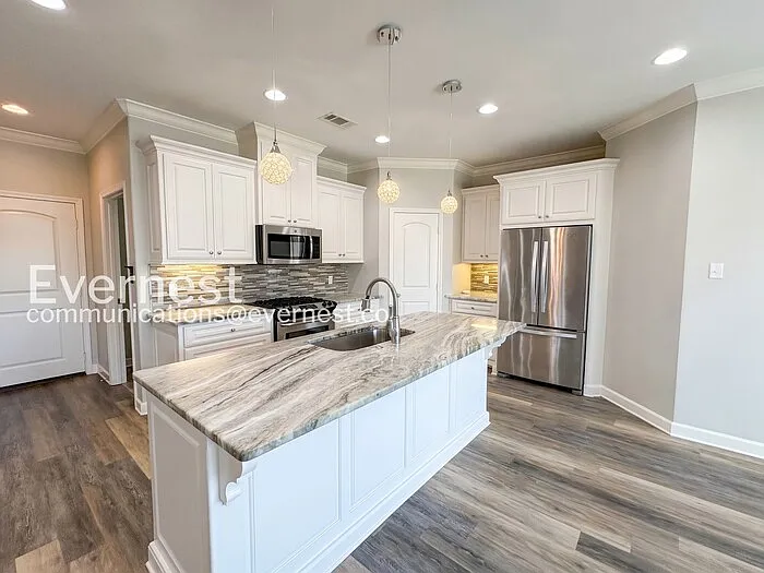3 bed, 2.0 bath, 1921 sqft, $2,330 — Photo 4