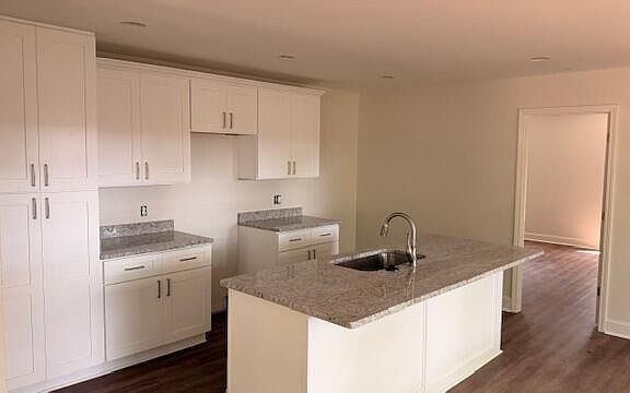 5th image of 404 S Smith St