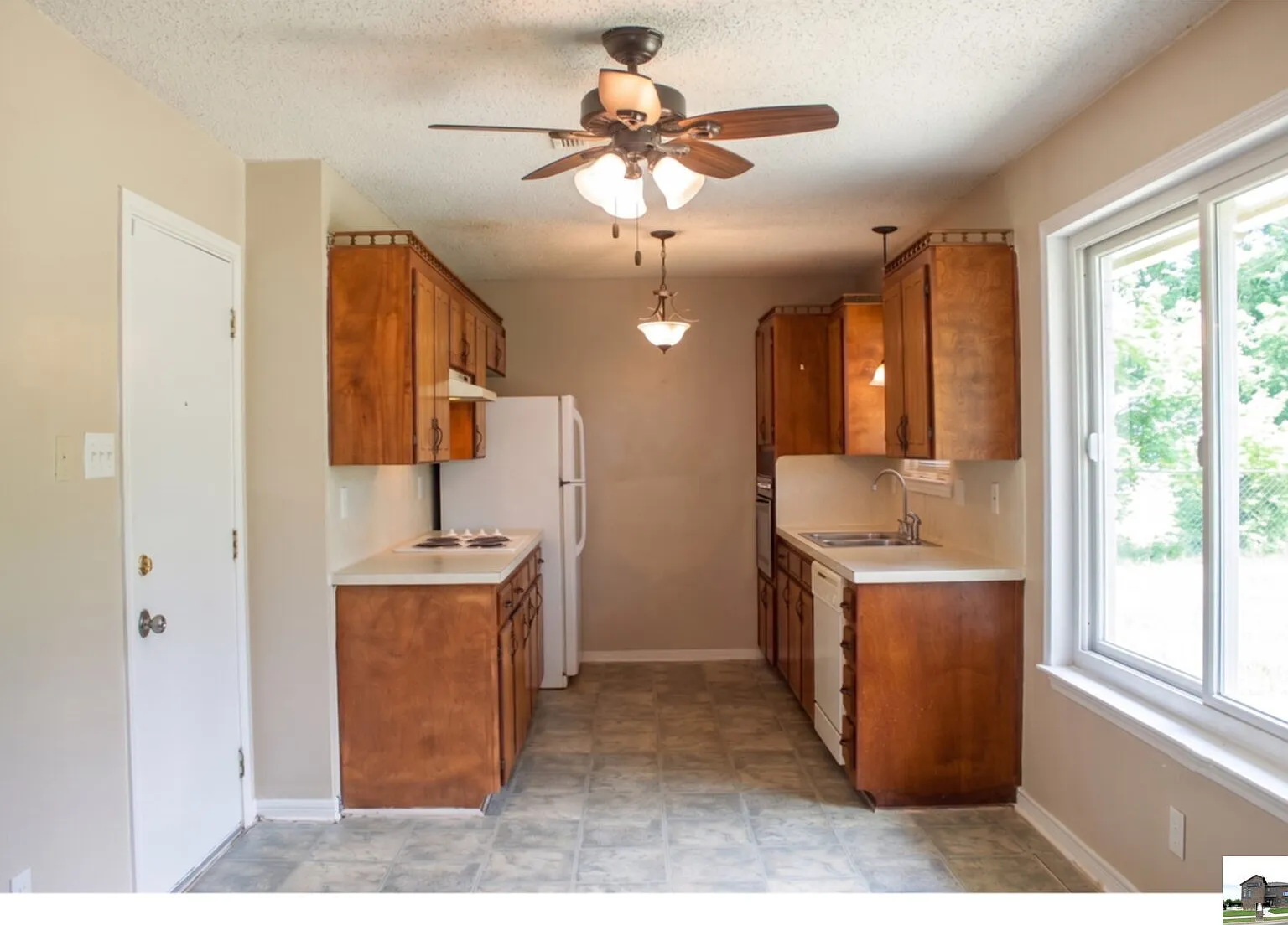 3 bed, 2.0 bath, 1372 sqft, $1,200 — Photo 4