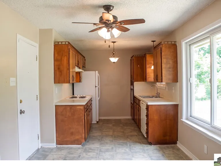 211 E Hogan Dr — Photo 4