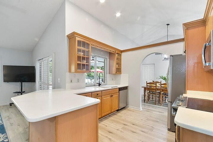 1st image of 691 Foresteria Ave