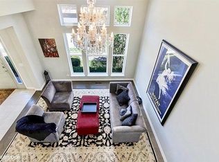 696 Rienzi Ln, Highwood, IL 60040