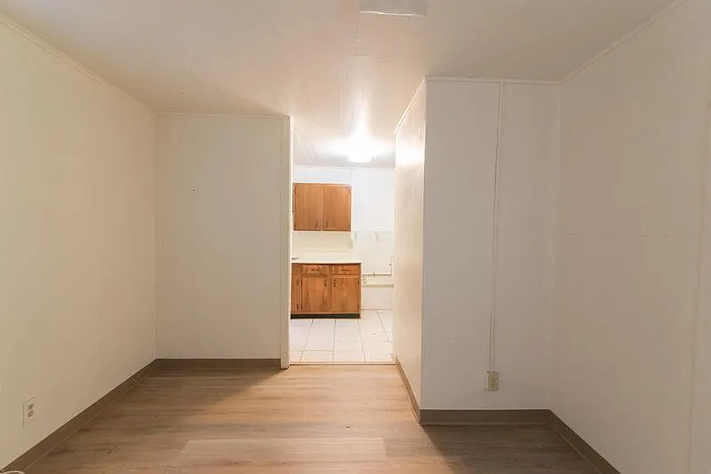 Building Photo - 2040 Hollywood Dr #1