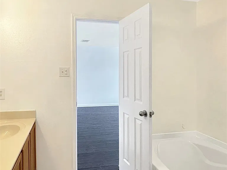1217 Caroline Dr — Photo 6