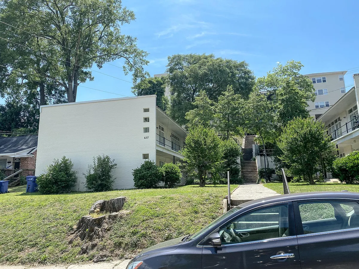 Building Photo - 641 Henderson St #2