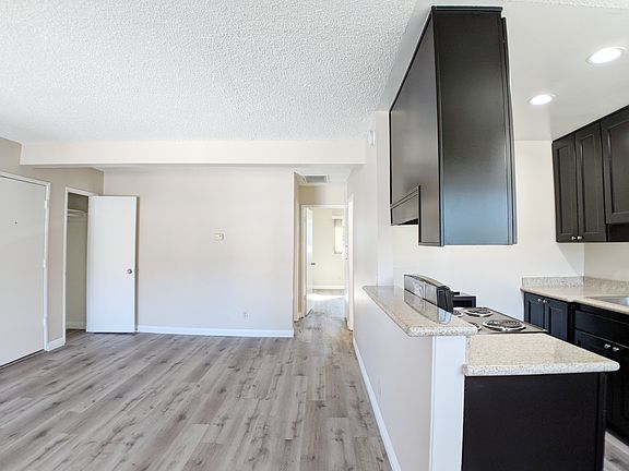 4th image of 2841 Montrose Ave #B2